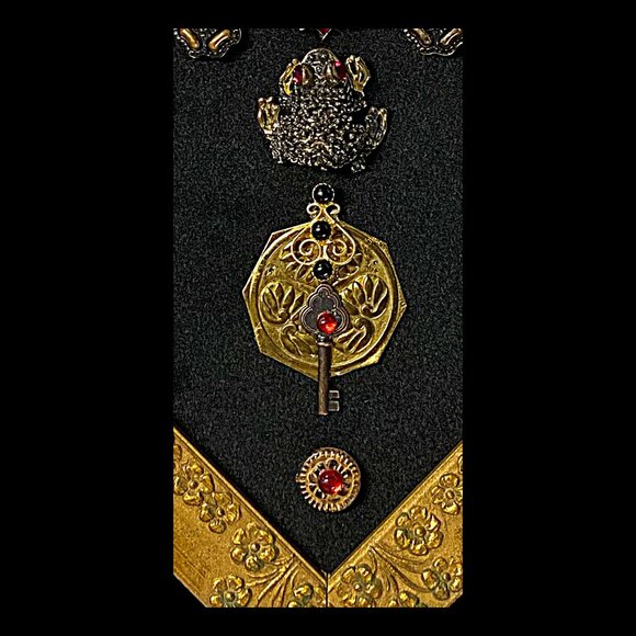 “The Frog Prince” Vestige Fable Vignette (OOAK) – Unique Gift Idea - Picture 3 of 5